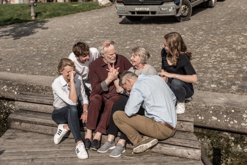 Zuhause wohnen - Wer hilft bei Pflegebedarf?